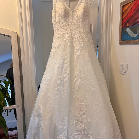 Brand new wedding gown by Pronovias! - Picture 11 of 12